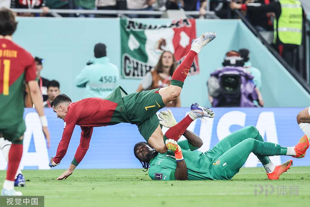 世界杯-葡萄牙3-2加纳 C罗点射菲利克斯破门莱奥替补建功 4 世界杯-葡萄牙3-2加纳 C罗点射菲利克斯破门莱奥替补建功